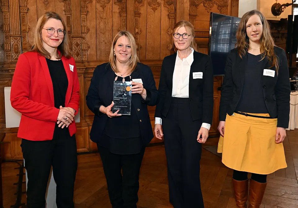 v. l.: Dr. Diana Wehlau (komm. Abteilungsleiterin Klima, Energiewende und Umweltinnovationen im Klimaschutzressort), Dr. Maike Schaefer (B&uuml;rgermeisterin und Senatorin f&uuml;r Klimaschutz, Umwelt, Mobilit&auml;t, Stadtentwicklung und Wohnungsbau), Carm