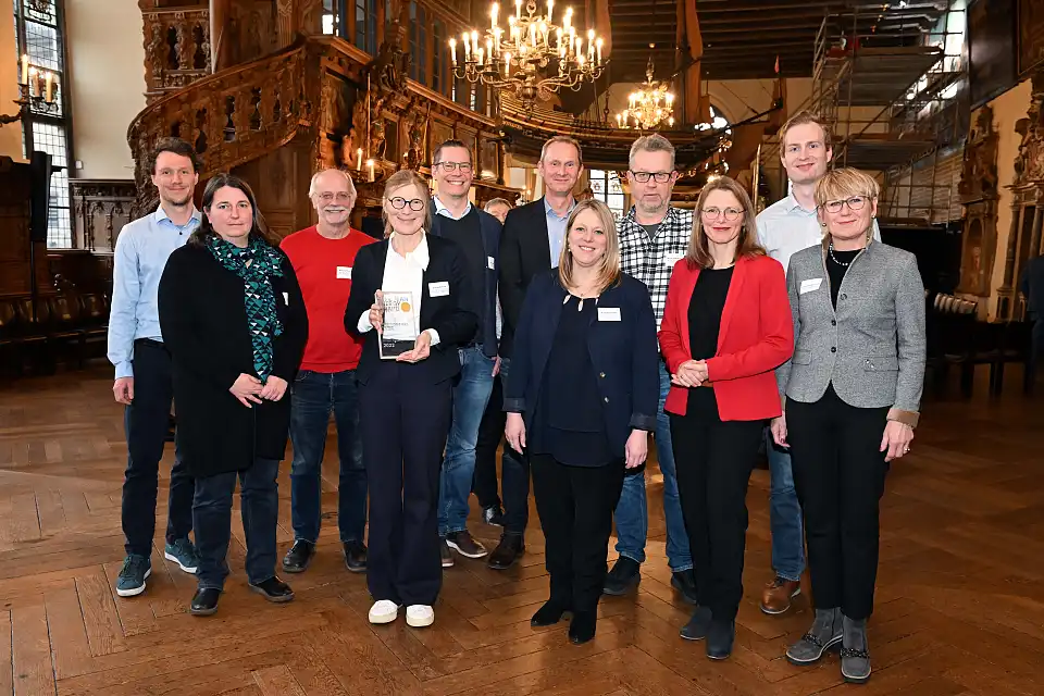 Das Energieteam mit Dr. Maike Schaefer (B&uuml;rgermeisterin und Senatorin f&uuml;r Klimaschutz, Umwelt, Mobilit&auml;t, Stadtentwicklung und Wohnungsbau; 5. v. r.) und Dr. Diana Wehlau ((komm. Abteilungsleiterin Klima, Energiewende und Umweltinnovationen im Klimaschutz