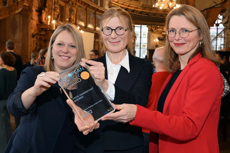 v. l.: Dr. Maike Schaefer (B&uuml;rgermeisterin und Senatorin f&uuml;r Klimaschutz, Umwelt, Mobilit&auml;t, Stadtentwicklung und Wohnungsbau), Carmen Vullriede (Klimaschutzressort) und Dr. Diana Wehlau (kommissarische Abteilungsleiterin Klima, Energiewende und Umweltinnovation