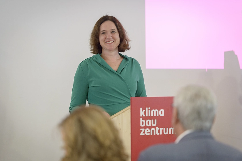 Umweltsenatorin Kathrin Moosdorf hält eine Rede bei der Eröffnung des Klimabauzentrums in Bremerhaven