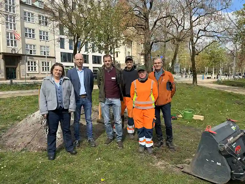 Senatorin Henrike Müller, Axel Hoffmann vom Verein Einheitsbuddeln, Ocko Martens vom Bund Deutscher Baumschulen, Matias Ulfters, Anne-Maria Wiers und Ralf Mischke, Ubb.