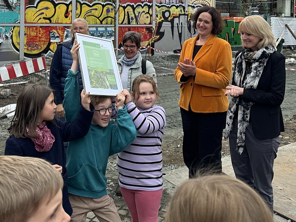 Die Senatorin für Umwelt, Klima und Wissenschaft, Kathrin Moosdorf, und die Geschäftsführerin des Umweltbetriebs Bremen, Viola Hellwag, haben heute die neuen Pflanzungen auf dem Delmemarkt vorgestellt, für die künftig die Schülerinnen und Schüler der Schule an der Kantstraße die Patenschaft übernehmen möchten