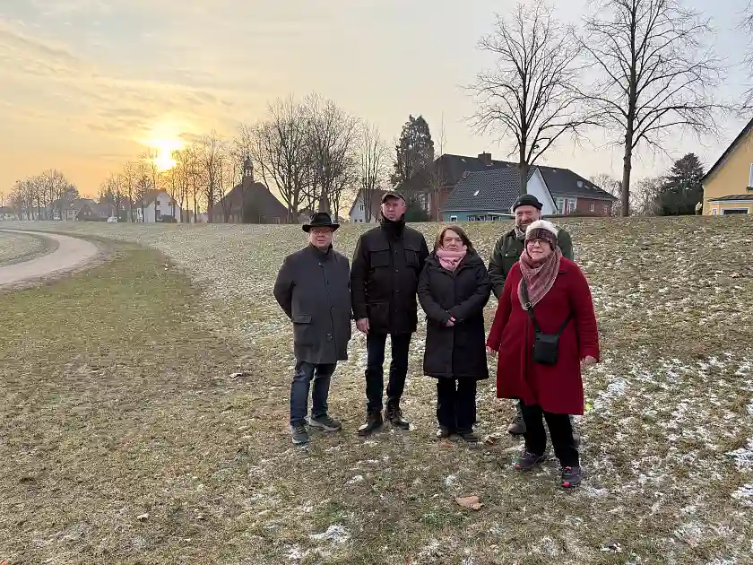 Eröffneten den umgebauten Deichabschnitt in Rablinghausen (v.l.): Stefan Markus, zweiter Deichhauptmann des Bremischen Deichverbands am linken Weserufer, Ralf Hagens, Deichhauptmann des Bremischen Deichverbands am linken Weserufer, die Senatorin für Umwelt, Klima und Wissenschaft Henrike Müller, Ortsamtsleiter Uwe Martin und Beiratssprecherin Edith Wangenheim.