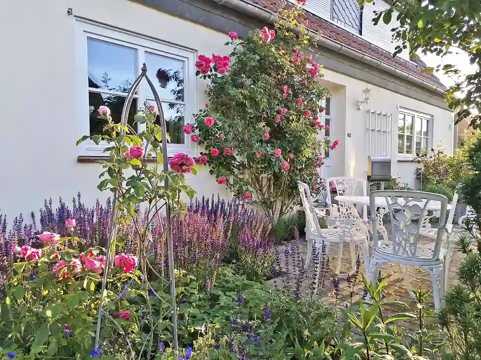 &copy; Iris Bryson - Bl&uuml;tenpracht im Hausgarten in Grolland