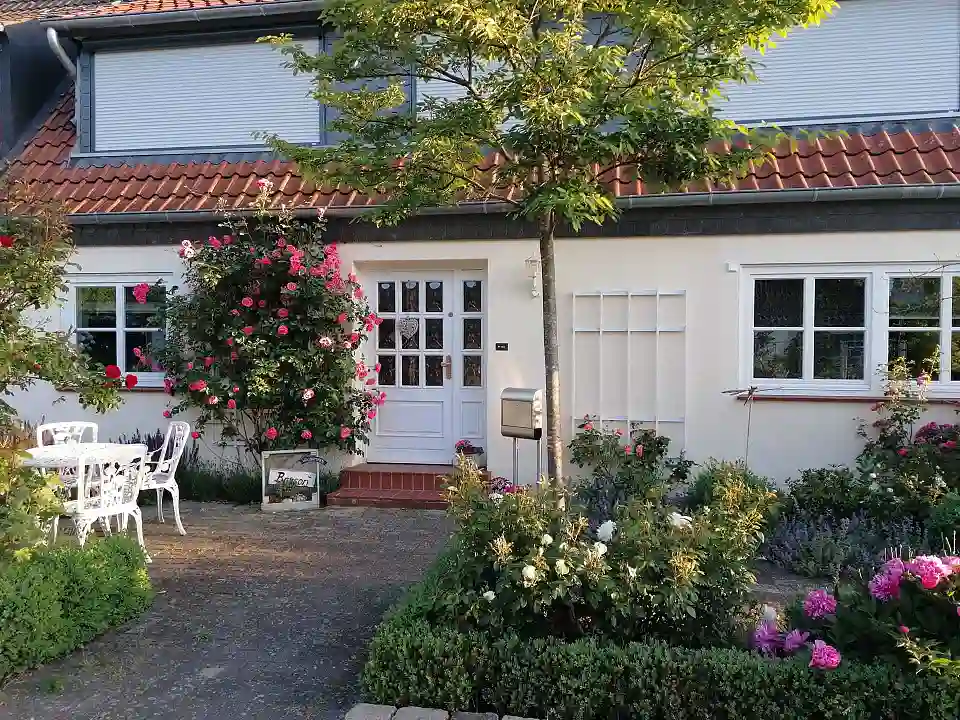 &copy; Iris Bryson - Rosengarten in Grolland