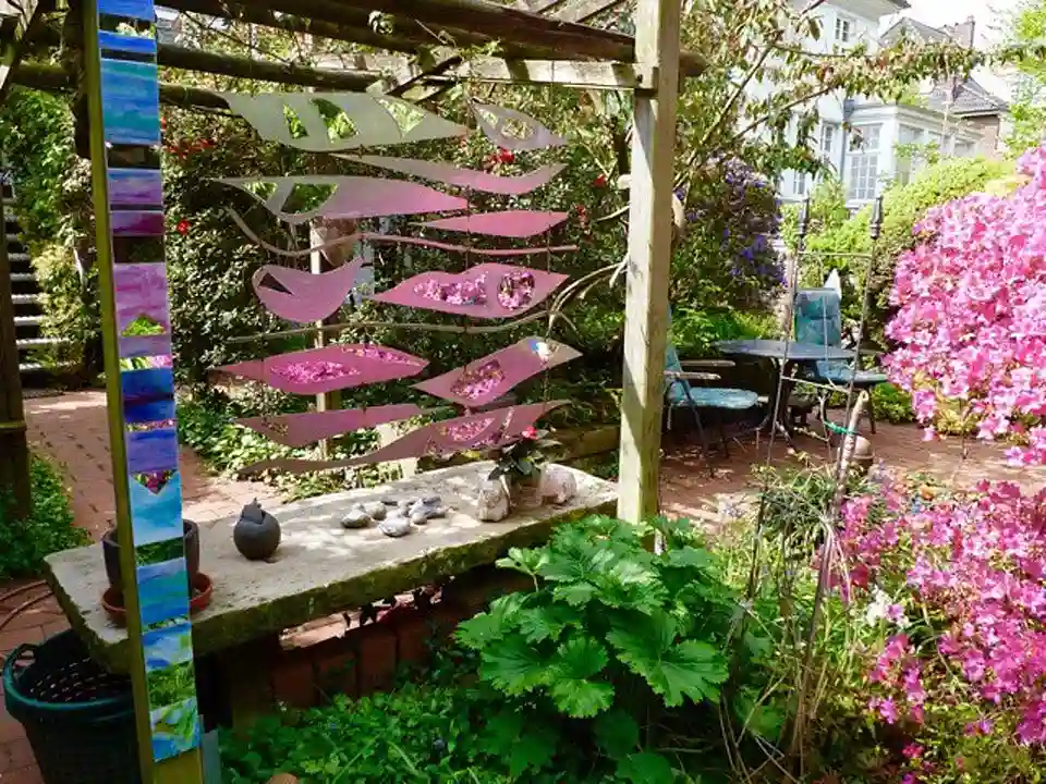 ibt einiges an Kunst, auch eigene, wie Windschwinger, Bilder im Gehweg ( Glasmosaiken auf Klinker) und Glasmosaiken an der Hauswand. Aber die Kunst ist keineswegs vordergr&uuml;ndig, sondern mu&szlig; entdeckt werden.