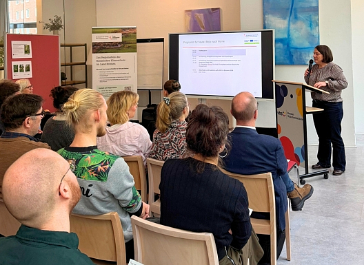 Senatorin Henrike Müller begrüßte die Teilnehmenden der Statuskonferenz zum Aktionsprogramm Natürlicher Klimaschutz