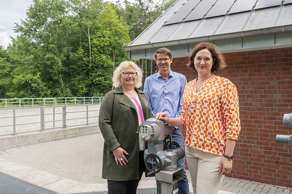 Umweltsenatorin Kathrin Moosdorf (rechts), Hansewasser-Mitarbeiter Christian Reder und Hansewasser-Geschäftsführerin Sabine Wahler weihen gemeinsam das generalsanierte Pumpwerk Burg ein.
