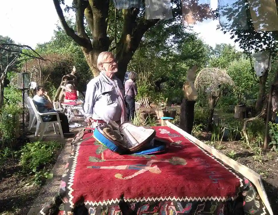 &copy; Marietta Armena - der Gedanke, den die armenisch-bremische K&uuml;nstlerin Marietta Armena in ihrem Garten verfolgt: den Raum Garten sichtbar machen und ihn verfremden mittels ihrer Kunst und zugleich die Kunst wirken lassen mittels des Rahmens, den der Garten selbst erzeugt. 