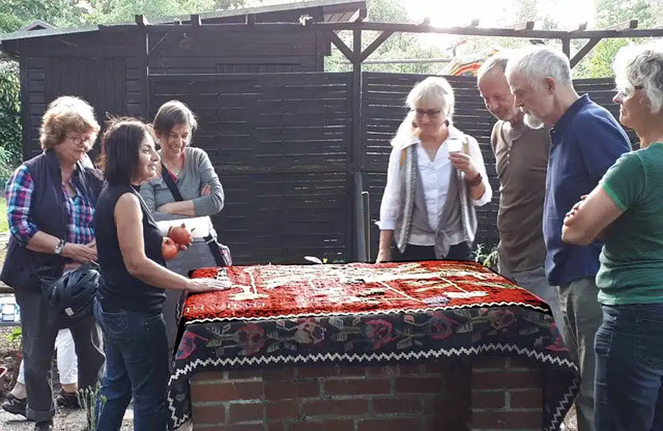 &copy; Marietta Armena - der Gedanke, den die armenisch-bremische K&uuml;nstlerin Marietta Armena in ihrem Garten verfolgt: den Raum Garten sichtbar machen und ihn verfremden mittels ihrer Kunst und zugleich die Kunst wirken lassen mittels des Rahmens, den der Garten selbst erzeugt. 