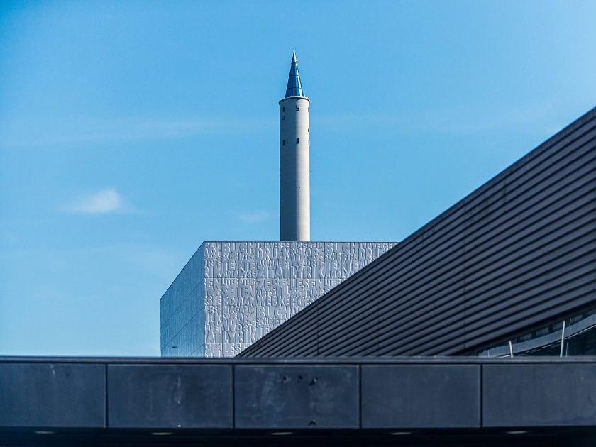 Der Fallturm im Technologiepark Bremen mit Gebäuden der Staats- und Universitätsbibliothek im Vordergrund