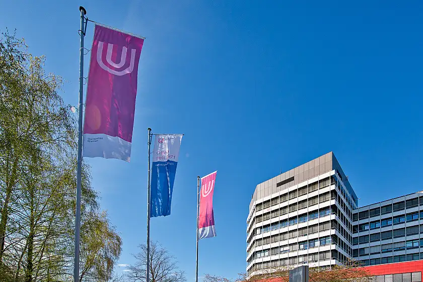 Flaggen vor einem Gebäude der Universität Bremen
