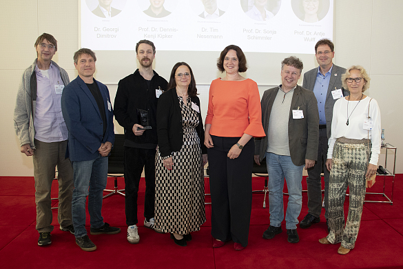 Die drei Data Champions 2025, (v.r.n.l) Dr. Steven Franke, Dr. Daniel Steinhage, Dr. Veit Helm, mit Prof. Dr. Olaf Eisen, der die Forschenden für den Preis nominiert hat.