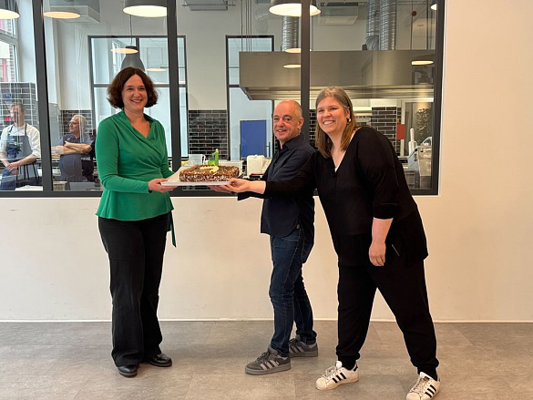 Kathrin Moosdorf (Senatorin für Umwelt, Klima und Wissenschaft), Ralf Perplies (Direktor vhs) und Anne Bockelmann (Leiterin Forum Küche) anlässlich des ersten Geburtstags des Bremer Kompetenzzentrums für nachhaltige Ernährung „Forum Küche“.