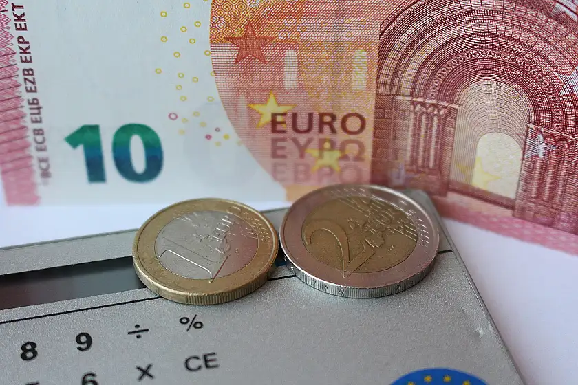 Euroscheine und Taschenrechner