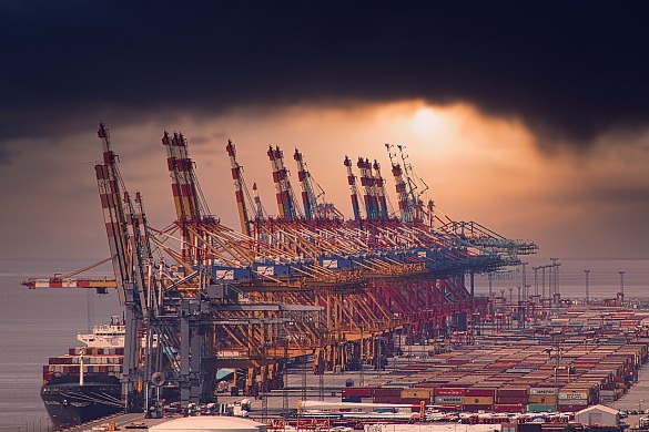 Container am Hafen werden verfrachtet