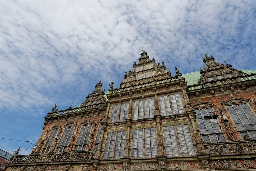 Bild der Fassade des Bremer Rathauses vor blauem Himmel mit weißen Wolken