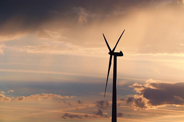 Windrad mit Himmel im Hintergrund