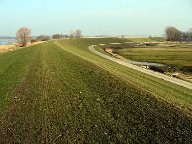 Deich an der Weser in Rekum