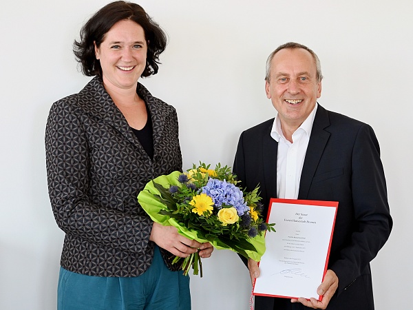 Wissenschaftssenatorin Kathrin Moosdorf begrüßt Prof. Dr. Konrad Wolf als neuen Rektor der Hochschule Bremen.