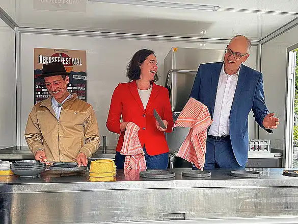 Offiziell eingeweiht: Bremens erstes Spülmobil für Mehrweggeschirr