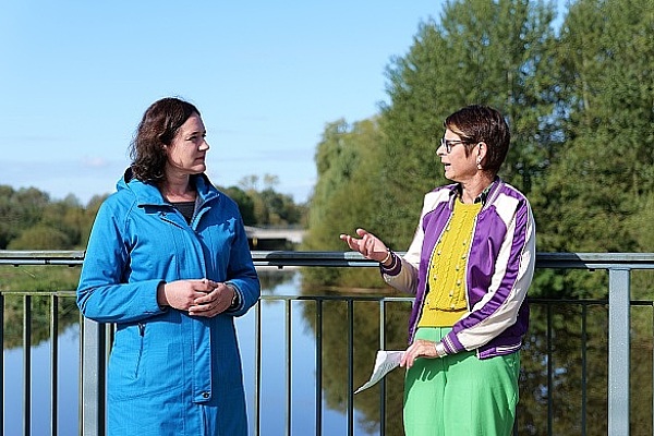 Senatorin Moosdorf löst Zusage zum Hochwasserschutz ein