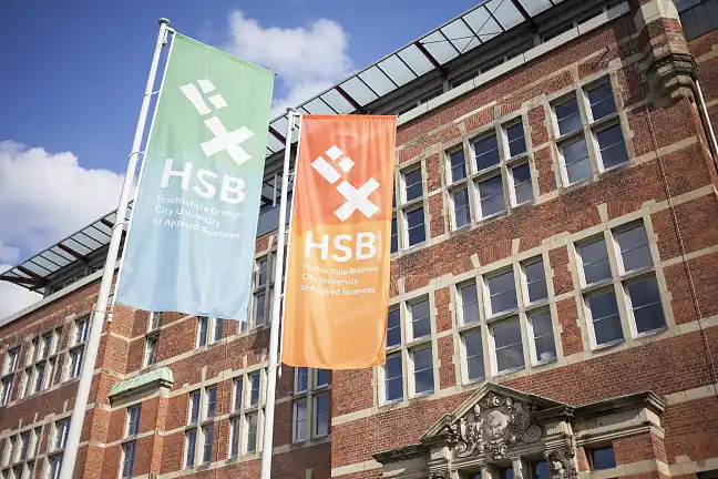 Fahnen der Hochschule Bremen vor einem historischen Gebäude