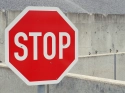 Stop-Schild zur Meldung: Warnung für Wassersportler und Hundebesitzer vor Algen im Unisee!