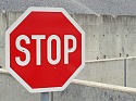 Stop-Schild zur Meldung: Warnung für Wassersportler und Hundebesitzer vor Algen im Unisee!