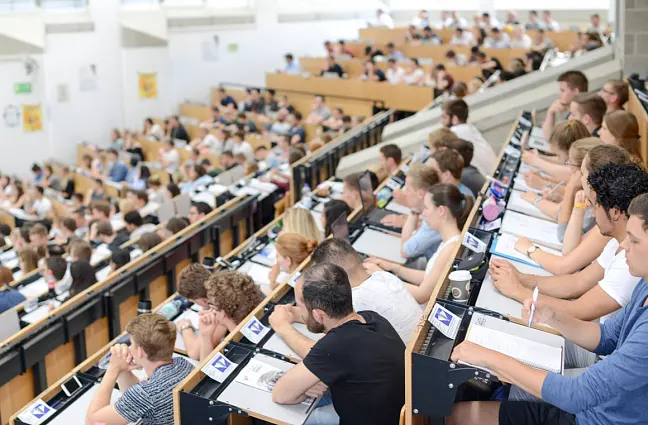 Studierende sitzen in einem Hörsaal