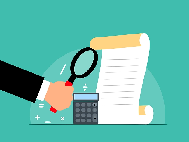 Abbildung einer Lupe, die über ein Formular gehalten wird.