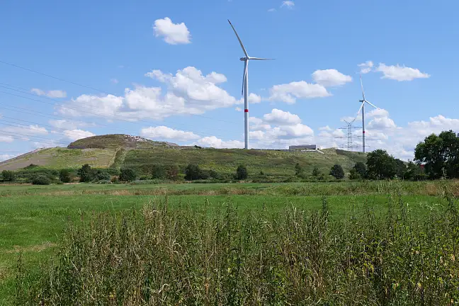 Ansicht der Blocklanddeponie mit Windrädern