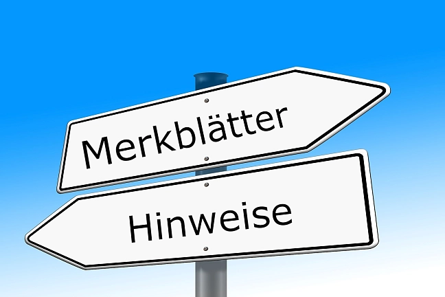 Straßenschilder mit der Beschriftung Merkblätter und Hinweise