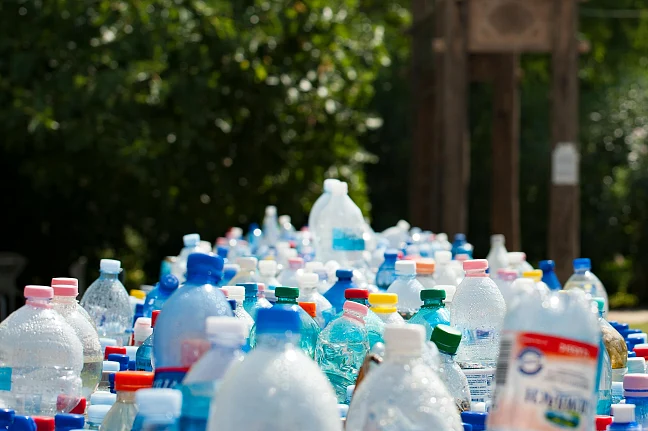 verschiedene leere Plastikflaschen