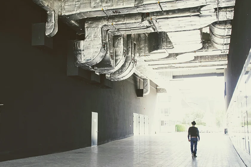 Mann unter Instustrieanlage